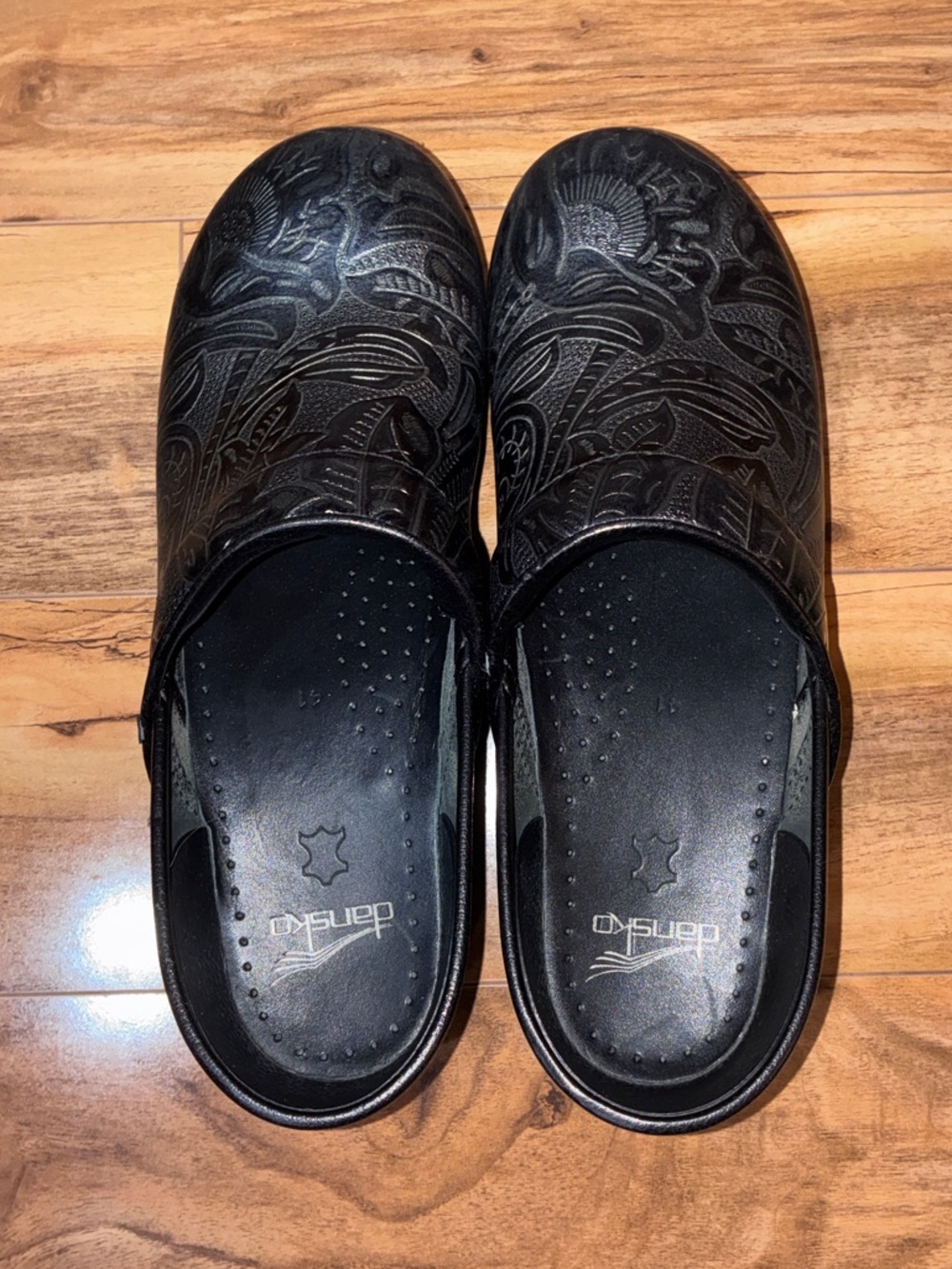 Dansko Professional Black Leather Tooled Clogs - size 41 (US 10.5/11) - Picture 6 of 10